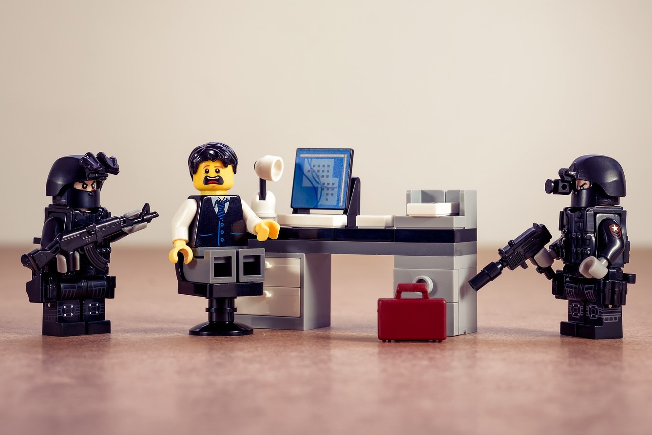 Figura de Lego con traje sentada ante un ordenador en una oficina