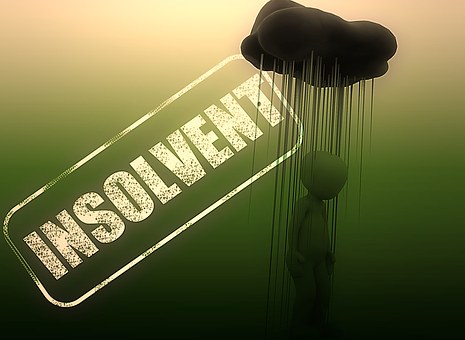 Cartel con la palabra «solvent» bajo una nube de tormenta