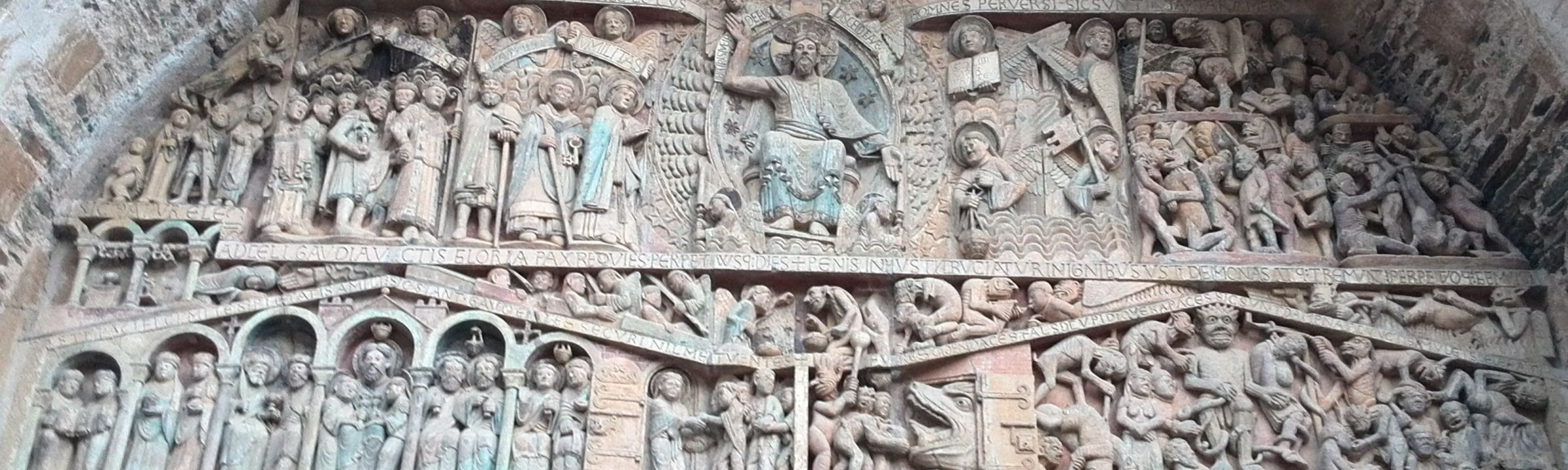 Relieve de piedra con figuras talladas
