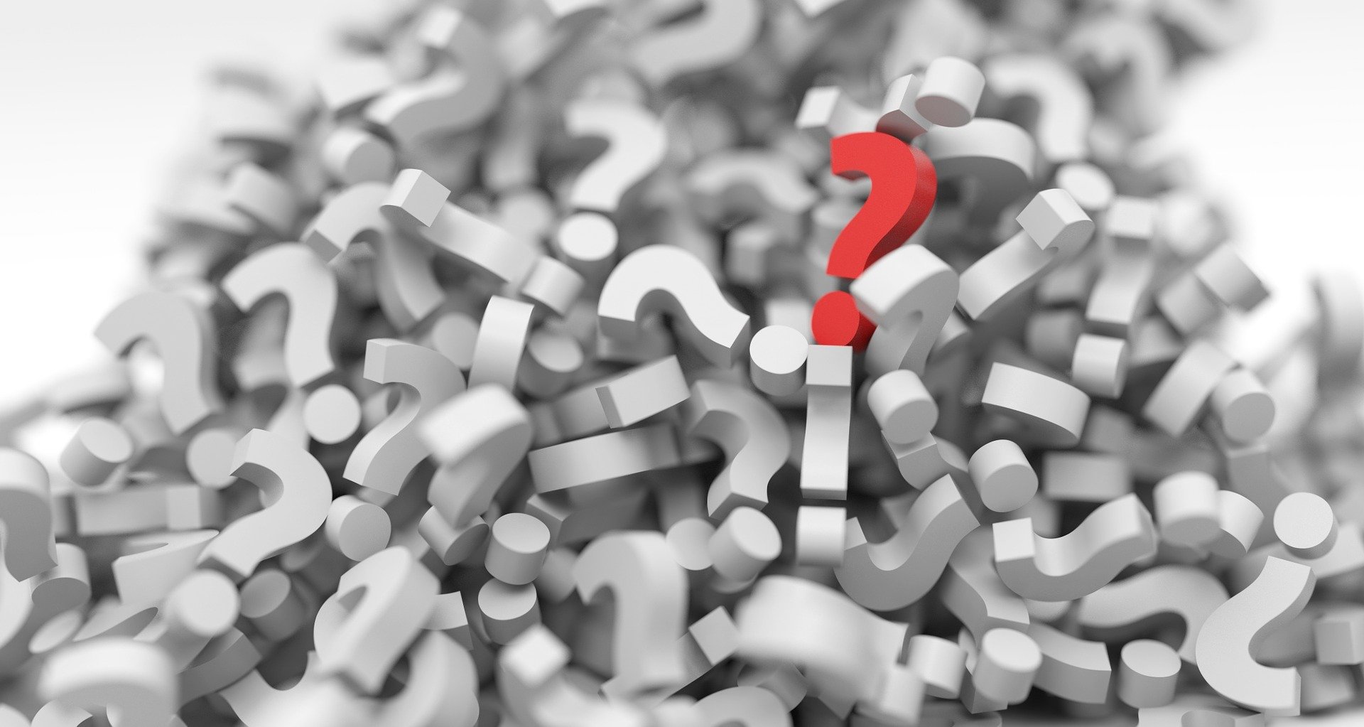 Un signo de interrogación rojo destaca entre muchos signos de interrogación blancos